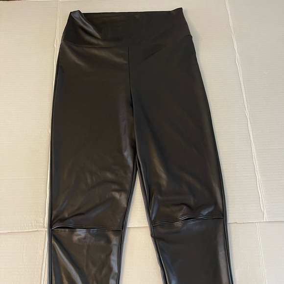 Black cut-out knee leggings - Picture 7 of 8